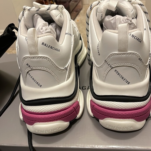 Authentic Balenciaga triple s NIB - Picture 4 of 7